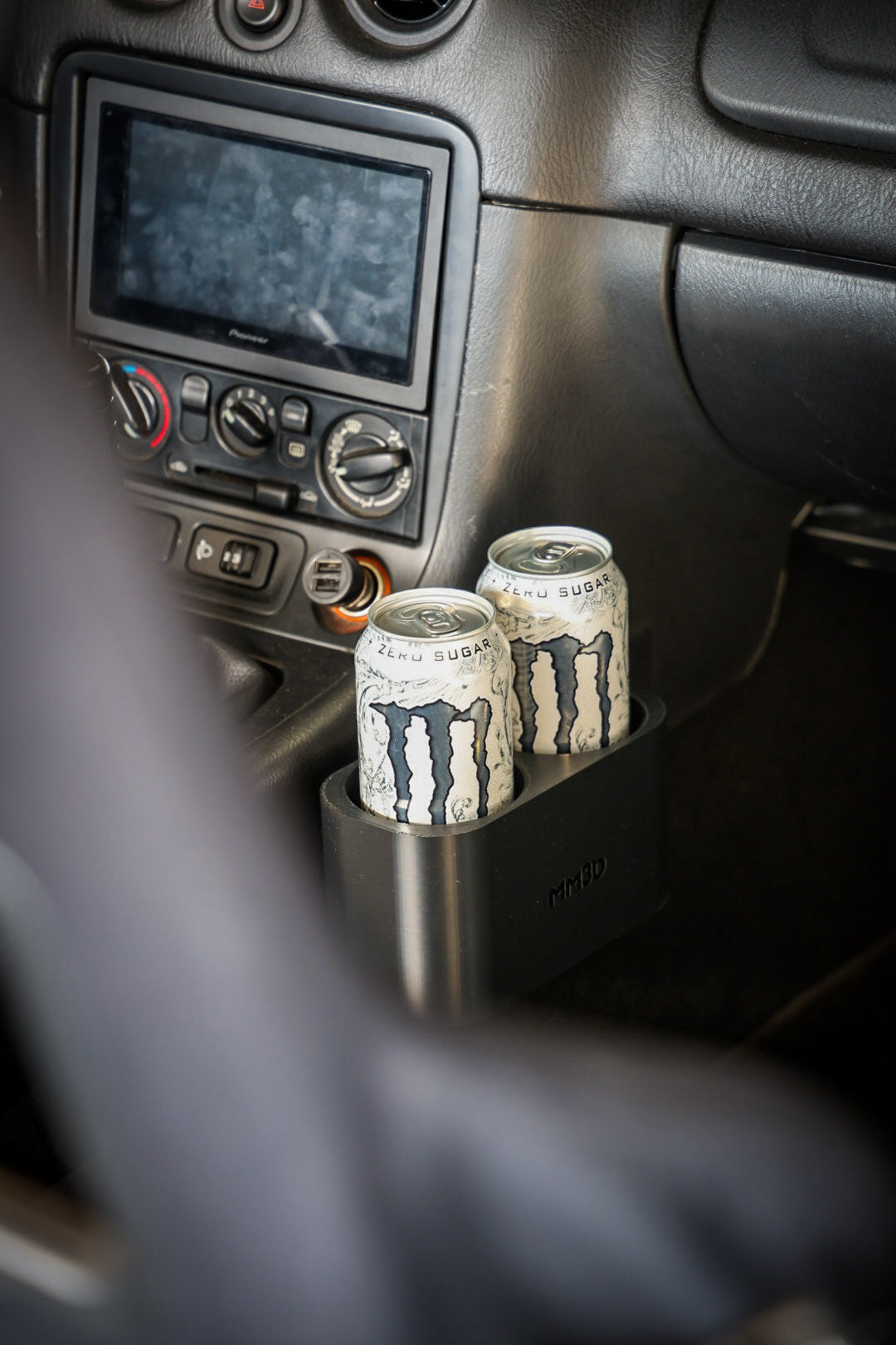 3D-geprinte dubbele bekerhouder voor Mazda MX5 NA/NB met twee blikjes geïnstalleerd in het interieur.