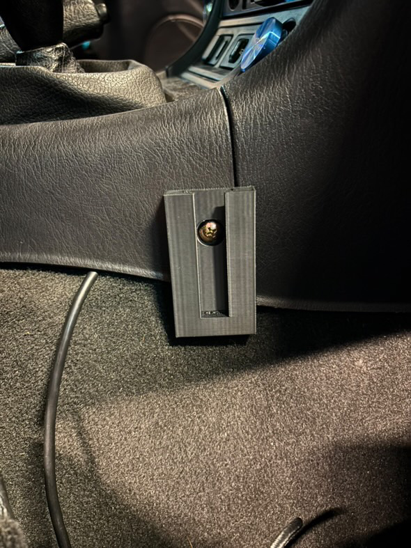 Een 3D-geprinte houder gemonteerd in de Mazda MX5 voor het bevestigen van een dubbele bekerhouder.