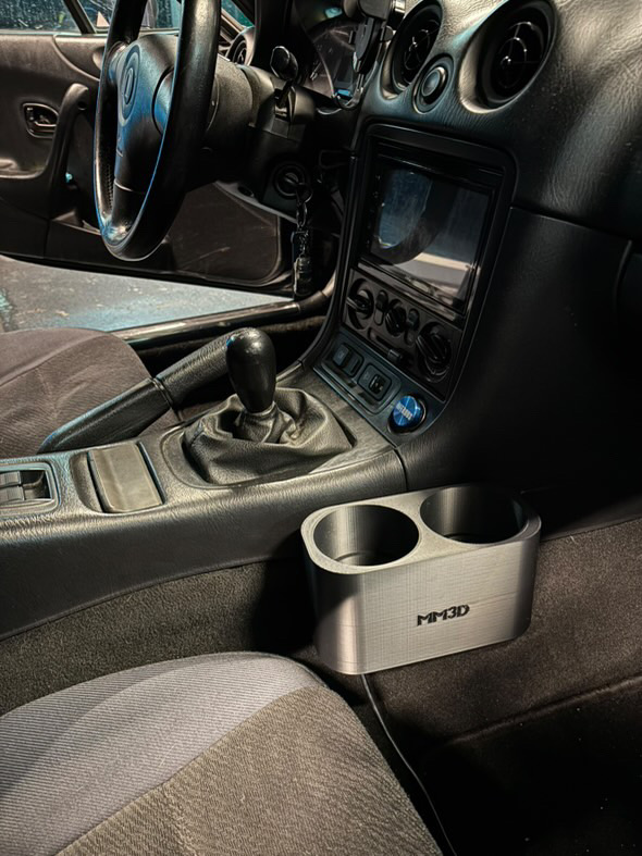 Een 3D-geprinte dubbele bekerhouder geïnstalleerd in de Mazda MX5, ontworpen voor optimale functionaliteit en een stijlvolle look.
