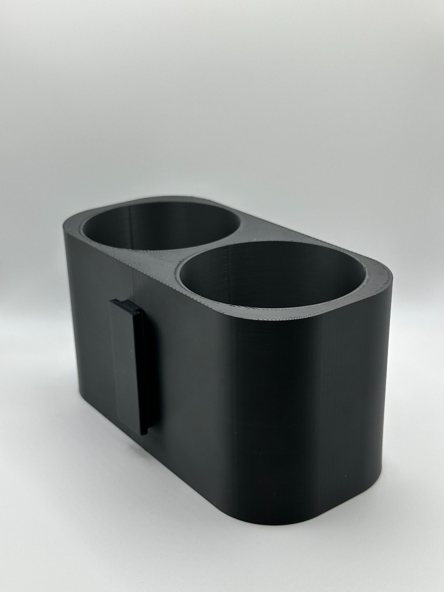 Schuin aanzicht van een 3D-geprinte dubbele bekerhouder met een strak en minimalistisch design.